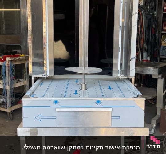 מכשיר מתכת עם חיבורים חשמליים בסדנה